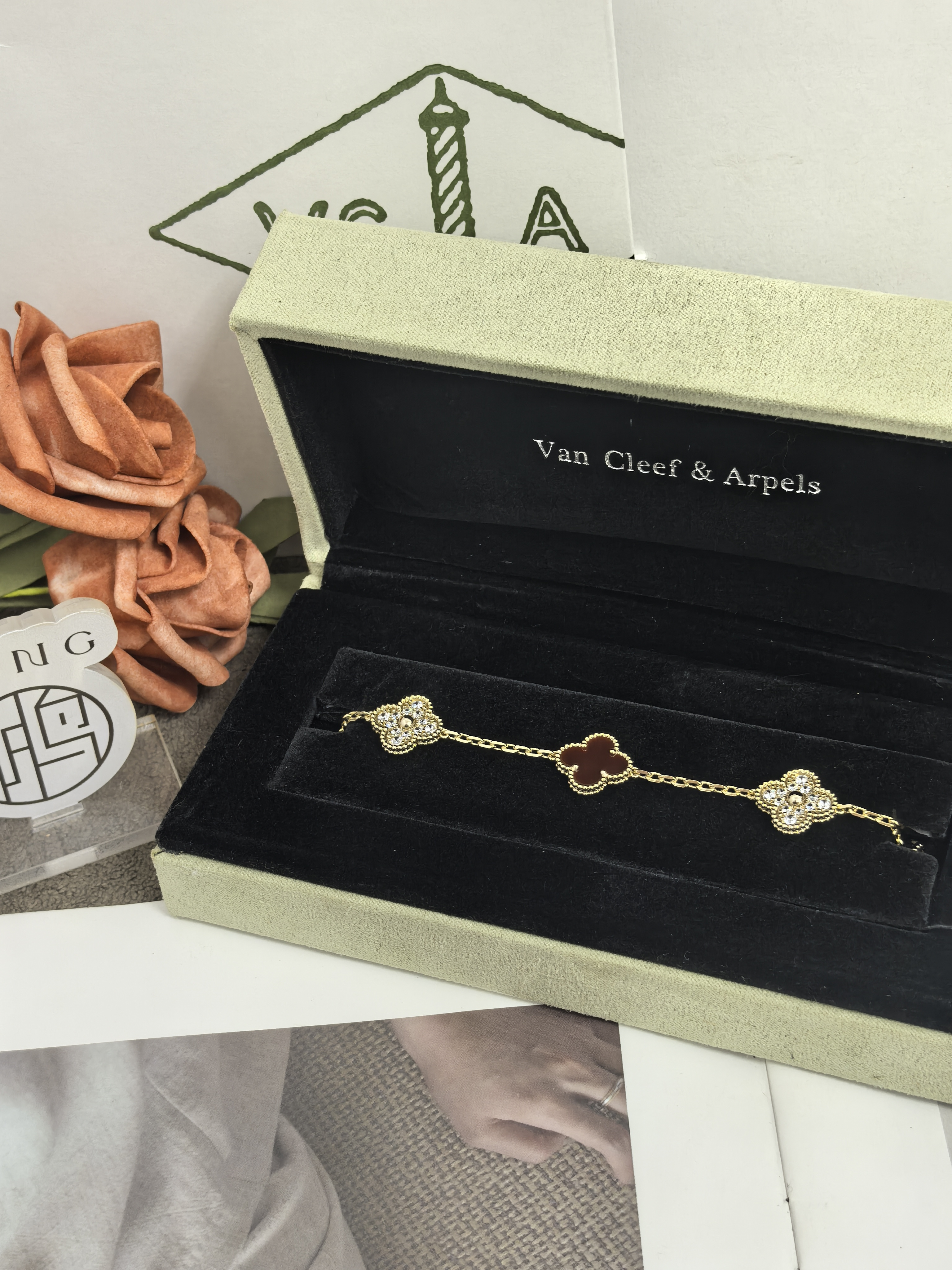 Van Cleef & Arpels -반클리프퓨어알함브라팔찌